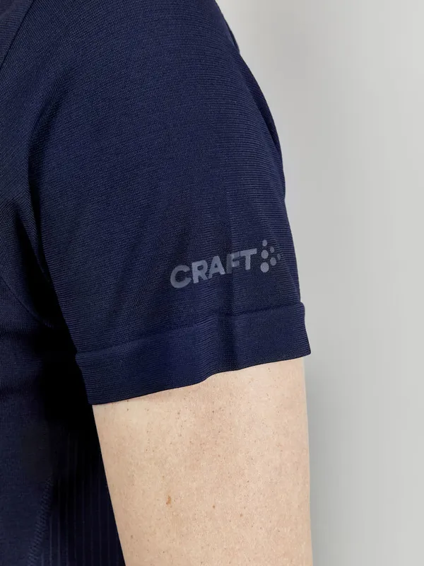 1910385-390000_ADV Seamless Polo Shirt W_Closeup5.jpg
